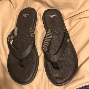 Black Sanuk flip flops size 8